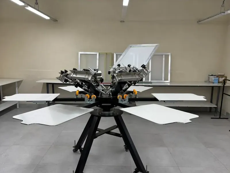 Шелкография в цехе ATOM LAB