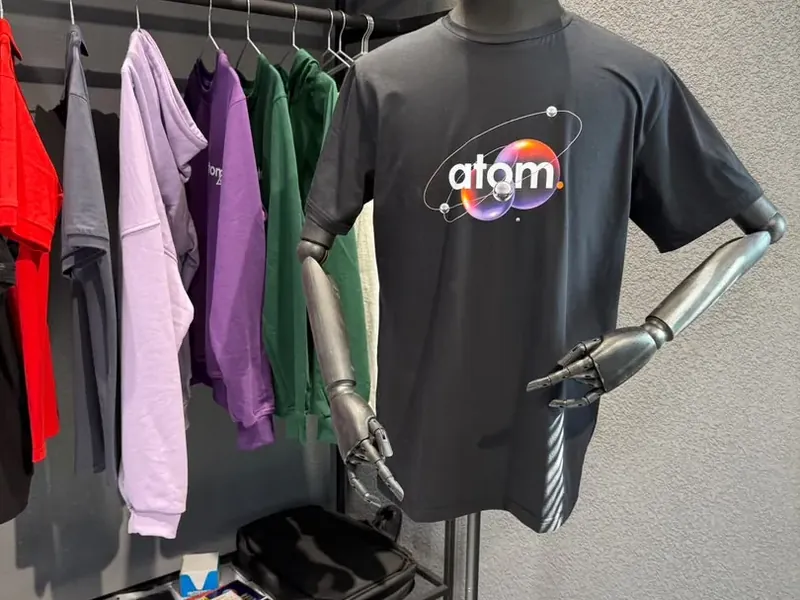 Футболка с полноцветным принтом на манекене в шоуруме ATOM LAB