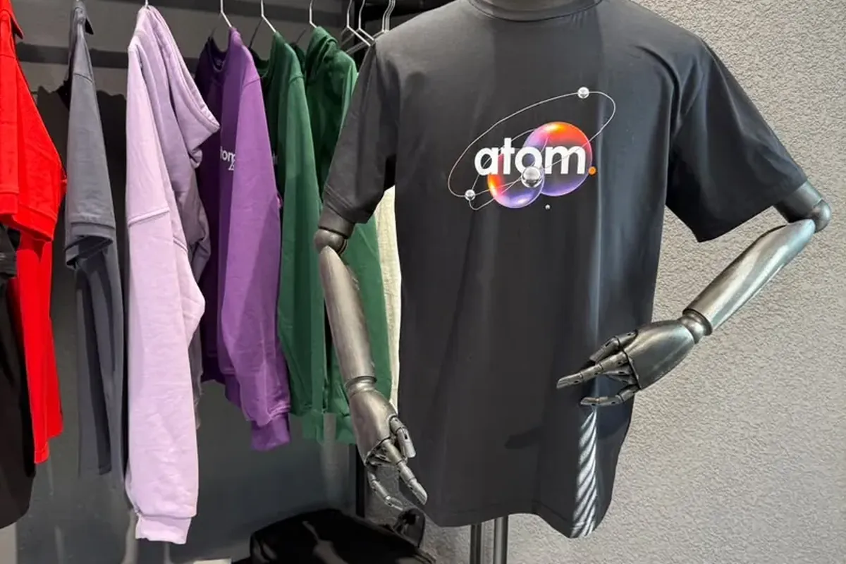 Футболка с полноцветным принтом на манекене в шоуруме ATOM LAB, Бишкек